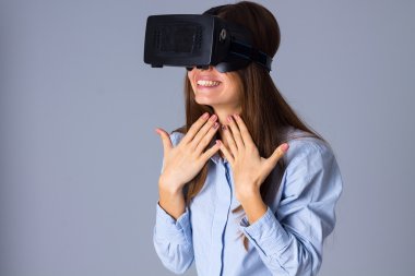 VR gözlük kullanan kadın