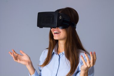 VR gözlük kullanan kadın