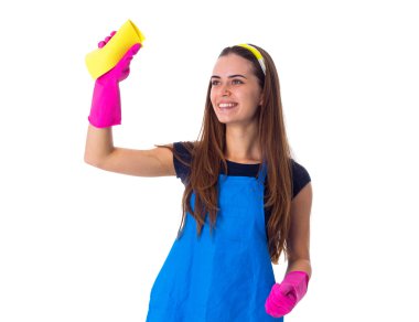 Kadın bir toz bezi kullanarak önlük