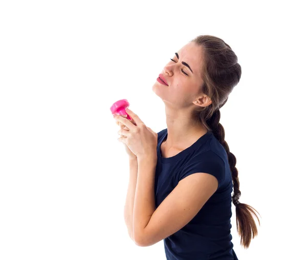 Woman holding a pink dumbbell — Stock fotografie