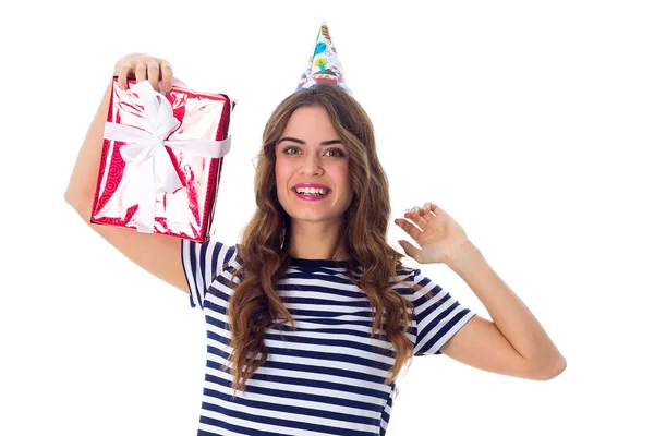 Mujer en gorra celebración sosteniendo un regalo —  Fotos de Stock