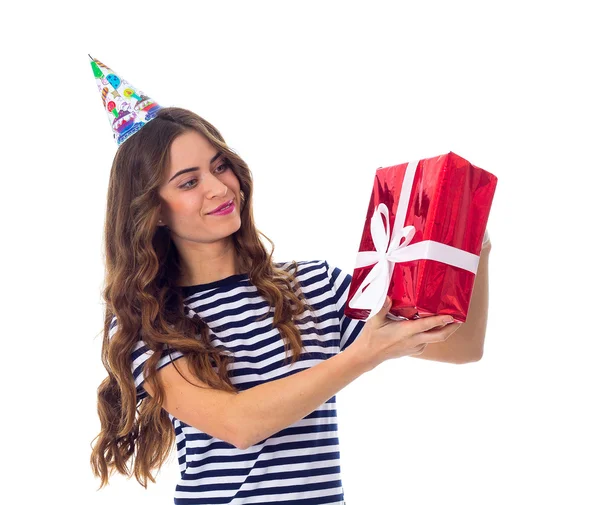 Frau mit Festmütze hält Geschenk in der Hand — Stockfoto