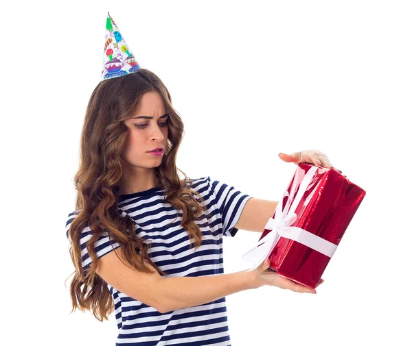 Mulher em boné celebração segurando um presente — Fotografia de Stock