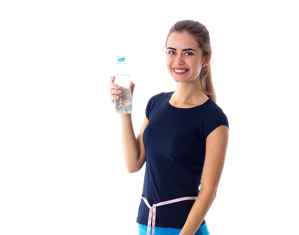 Bir şişe su tutarak santimetre olan kadın — Stok fotoğraf