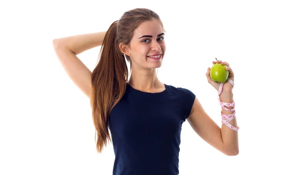 Mujer con centímetro sosteniendo una manzana — Foto de Stock