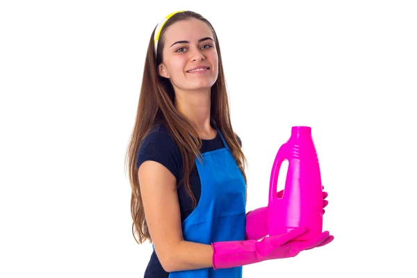 Frau in Schürze hält Waschmittel in der Hand — Stockfoto