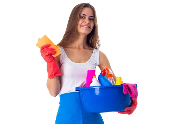 Mujer sosteniendo cosas de limpieza en el lavabo — Foto de Stock