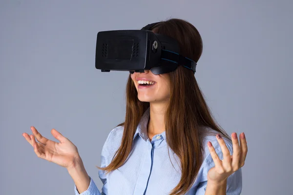 Жінка використовує окуляри VR — стокове фото