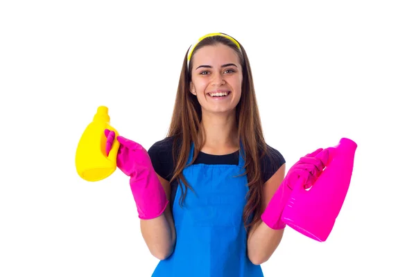 Mulher de avental segurando um detergente — Fotografia de Stock
