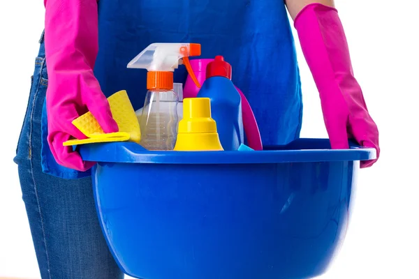 Mujer sosteniendo cosas de limpieza en el lavabo — Foto de Stock