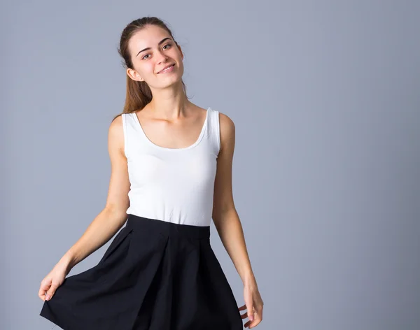 Fiatal nő fehér inget és fekete szoknya — Stock Fotó