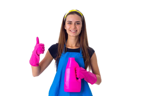 Mujer en delantal sosteniendo un detergente —  Fotos de Stock