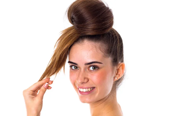 Mulher com cabelo em um pão sorrindo — Fotografia de Stock