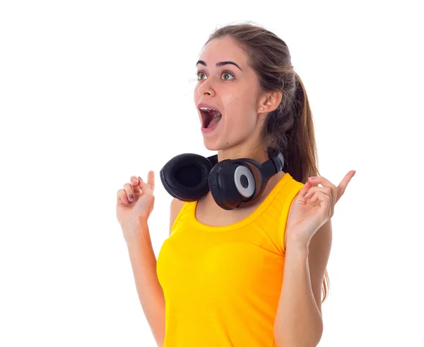 Молода жінка в навушниках — стокове фото