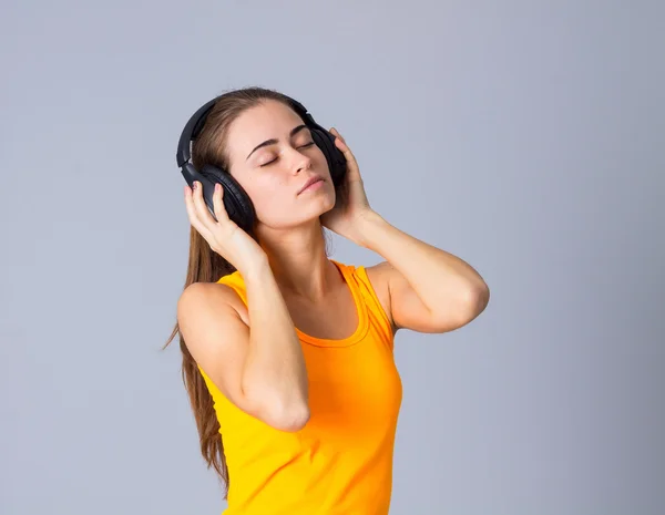 Ung kvinna i hörlurar — Stockfoto
