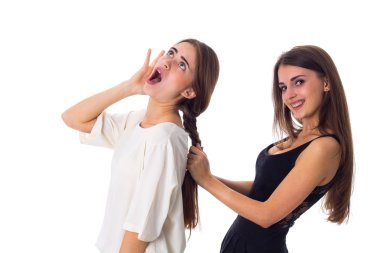 Bir kadın başka bir bir kıvrım yaparak