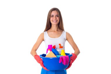 Küveti temizlik şeyler tutan kadın