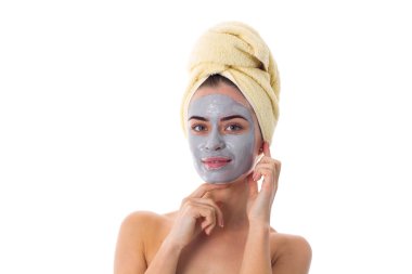 Havlu kafa ve kozmetik maskesi yüzünde kadınla