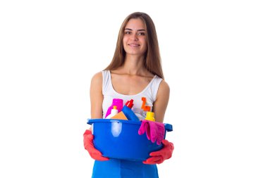 Küveti temizlik şeyler tutan kadın