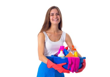 Küveti temizlik şeyler tutan kadın