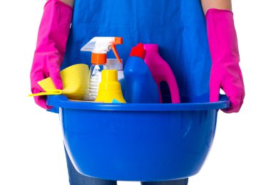 Küveti temizlik şeyler tutan kadın