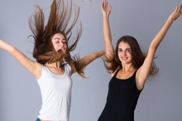 两名年轻女子跳 — 图库照片