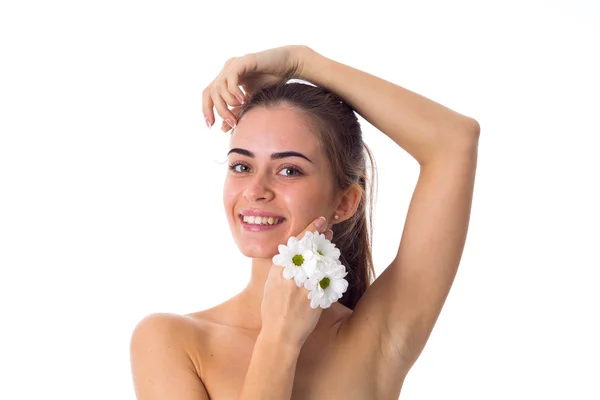 Giovane donna che tiene fiori bianchi — Foto Stock