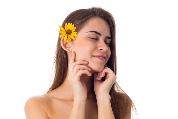 Mujer joven con flor amarilla en el pelo — Foto de Stock