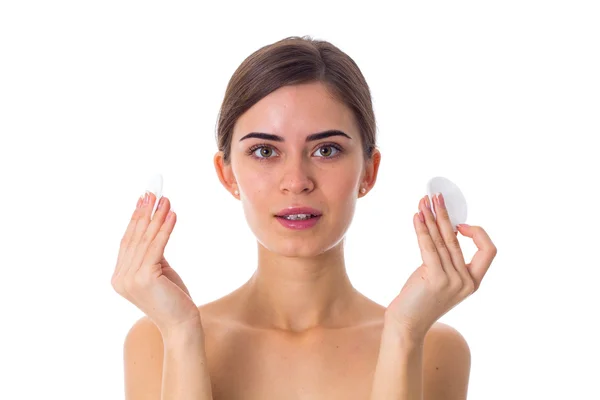 Young woman holding cotton pads — Stock fotografie