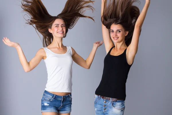 Two young women jumping — Stock Photo, Image