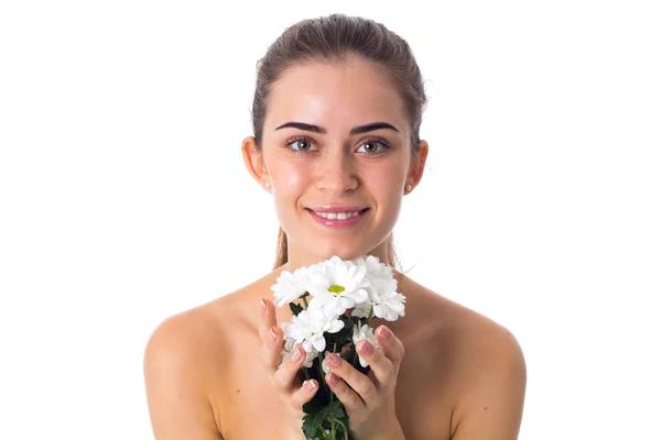 Νεαρή γυναίκα εκμετάλλευση λευκά λουλούδια — Φωτογραφία Αρχείου