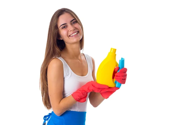 Mulher segurando espanador e detergente — Fotografia de Stock