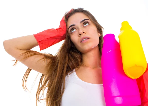 Mulher segurando espanador e detergentes — Fotografia de Stock