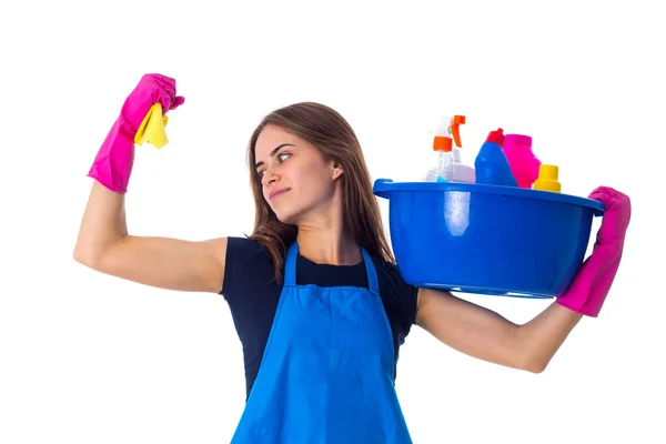 Mujer sosteniendo cosas de limpieza en el lavabo — Foto de Stock