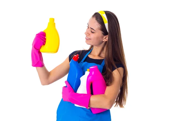 Vrouw in schort een detergentia te houden — Stockfoto