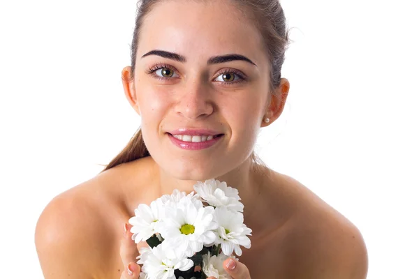 Νεαρή γυναίκα εκμετάλλευση λευκά λουλούδια — Φωτογραφία Αρχείου