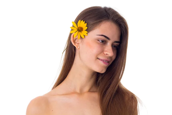 Jeune femme avec une fleur jaune dans les cheveux — Photo