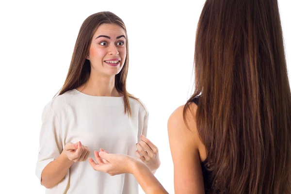 Zwei junge Frauen im Gespräch — Stockfoto