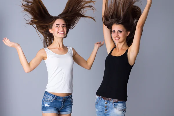 ジャンプ 2 人の若い女性 ストック画像