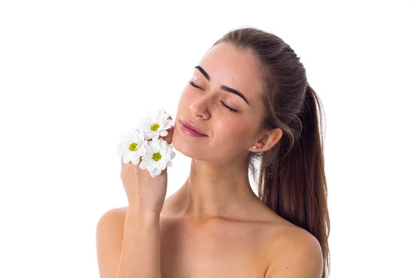 Jovem segurando flores brancas — Fotografia de Stock