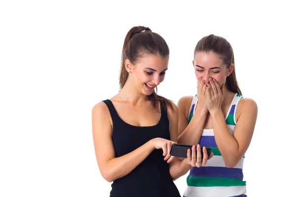 Δύο νεαρές γυναίκες χρησιμοποιώντας smartphone — Φωτογραφία Αρχείου