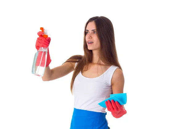 Mulher usando espanador e detergente — Fotografia de Stock