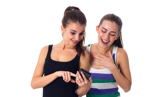Dos mujeres jóvenes usando smartphone —  Fotos de Stock