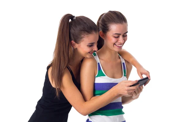 Dwie młode kobiety za pomocą smartfona — Zdjęcie stockowe
