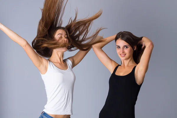 Deux jeunes femmes sautent — Photo