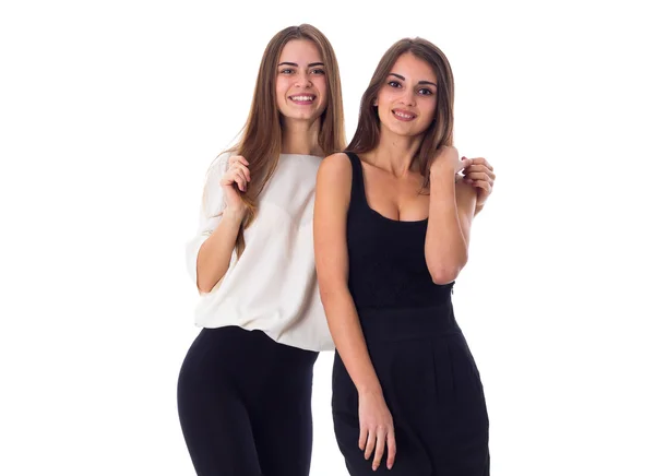 Due giovani donne abbracciate — Foto Stock