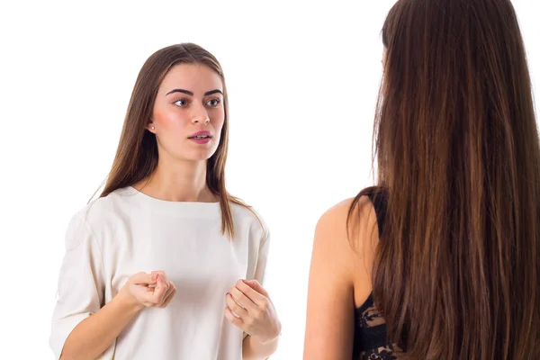 Dos mujeres jóvenes hablando — Foto de Stock