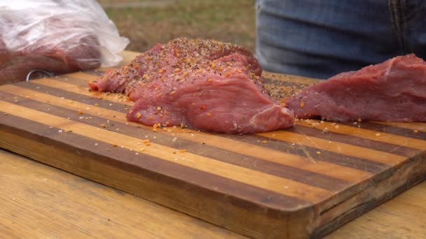 바베 큐에 대 한 고기를 준비 하는 남자 — 비디오