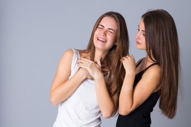 Ağlayan bir kadın ve onu kucaklayan başka bir