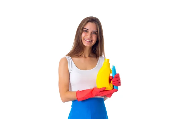 Frau hält Staubwedel und Waschmittel in der Hand — Stockfoto